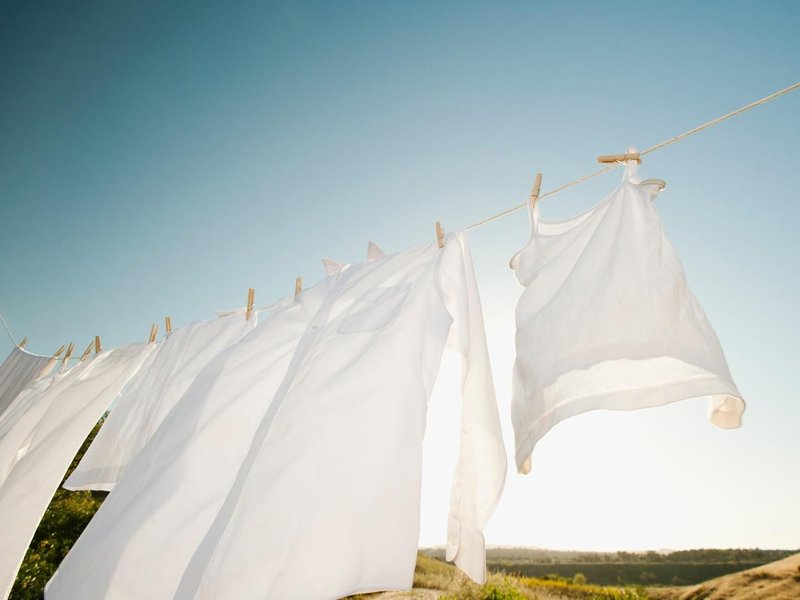 S temi preprostimi triki bo vaše perilo po pranju še bolj belo (nekaj koristnih namigov)
