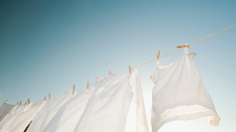 S temi preprostimi triki bo vaše perilo po pranju še bolj belo (nekaj koristnih namigov)
