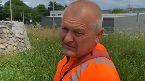 VIDEO: Franc Kangler s kosilnico v roki po zaraščenem Mariboru: "Sredi junija smo, pa je meter trave"