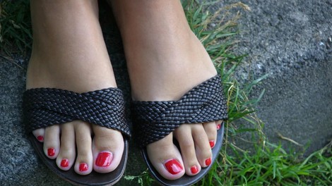 Tako se boste najlažje znebili trde kože na podplatih in poleti mirno uživali v japonkah in sandalih