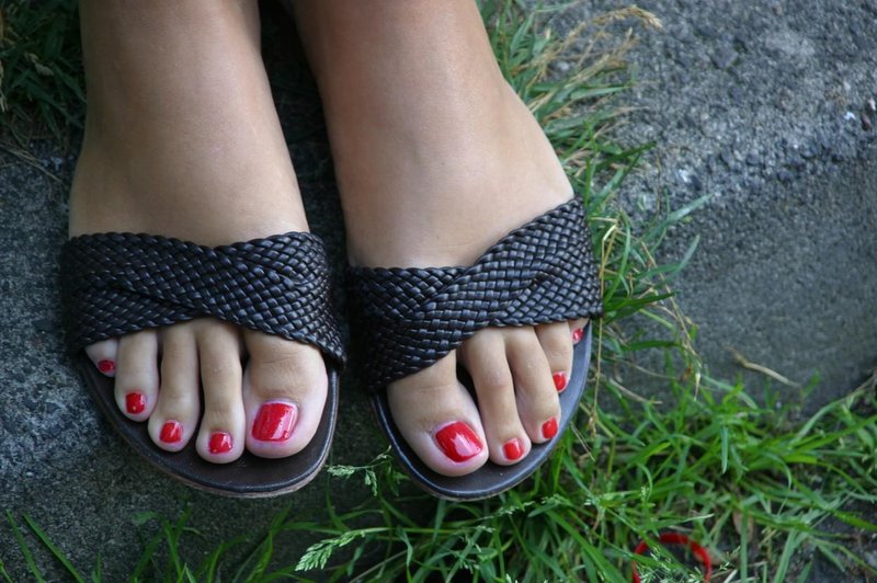 Tako se boste najlažje znebili trde kože na podplatih in poleti mirno uživali v japonkah in sandalih (foto: Profimedia)