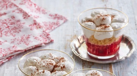 Odlična, lahka in preprosta poletna sladica: Cheesecake z malinami v kozarčku (nemogoče se ji je upreti)