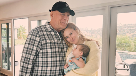 Srce parajoča fotografija: bolni Bruce Willis objema svojo prvo vnukinjo (FOTO)