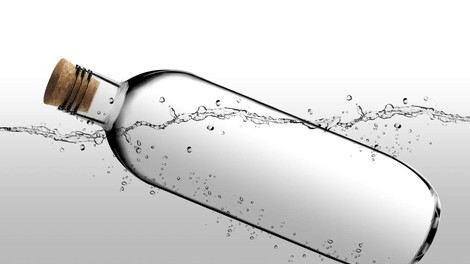 Steklo proti plastiki: Zakaj vedno izbrati steklene steklenice za vodo