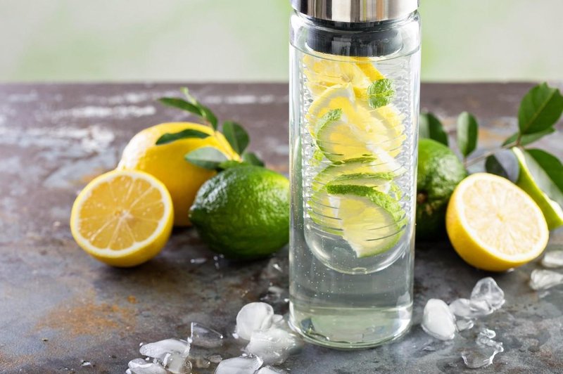 Enostavni triki za ohranjanje hladne vode v steklenici dlje časa, tole vas bo reševalo v vročih poletnih dneh (foto: Profimedia)