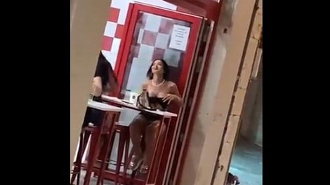 SPLIT: mlada turistka sredi restavracije razkrila bujno OPRSJE in navdušila prisotne (VIDEO)