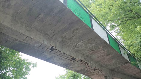Stanovalcem ljubljanskega naselja skrbi povzroča most, ta je v slabem stanju in razpada: "Čakamo, da se sesuje"