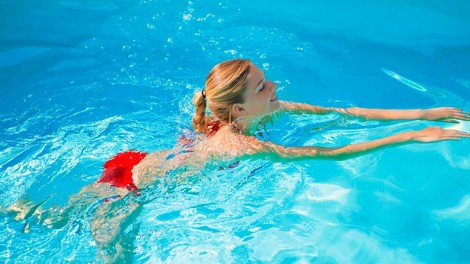 Pogosto zahajate na bazen? Potem je treba vedeti, kako klor v vodi vpliva na vaše telo
