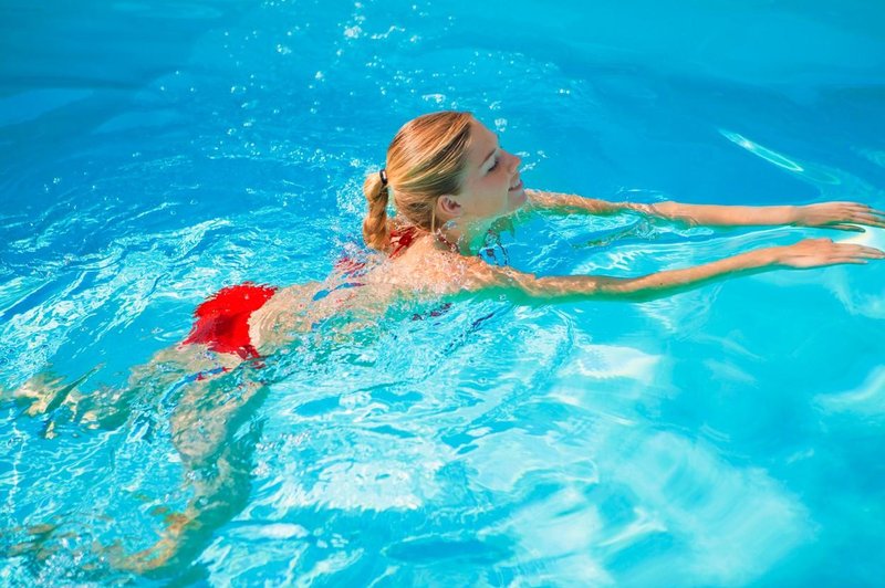 Pogosto zahajate na bazen? Potem je treba vedeti, kako klor v vodi vpliva na vaše telo (foto: Profimedia)