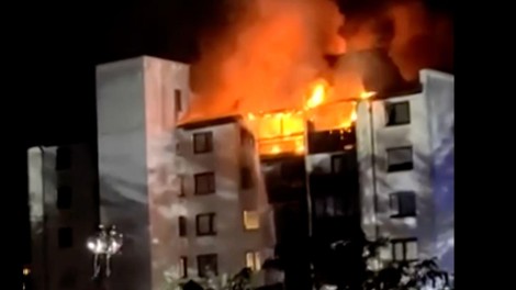 VIDEO: Ognjeni zublji zajeli stanovanjski blok v Ljubljani (60 ljudi je moralo zapustiti svoj dom)