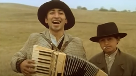 Se ga spomnite? Poglejte, kje je danes deček, ki je nastopal v legendarnem jugoslovanskem filmu? (ne boste verjeli, kaj počne)