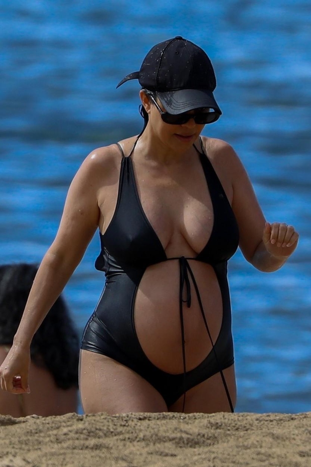 Vplivnica Kourtney Kardashian je presenetila svoje oboževalce, ko je novico o svoji četrti nosečnosti razkrila kar na koncertu svojega moža, …