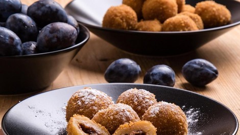 Zdaj je prava sezona za slastne in okusne slivove cmoke: Preprost recept vas bo navdušil!