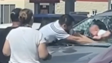 VIDEO: Obupani oče iz pregretega vozila reševal otroka (odvijala se je prava drama)