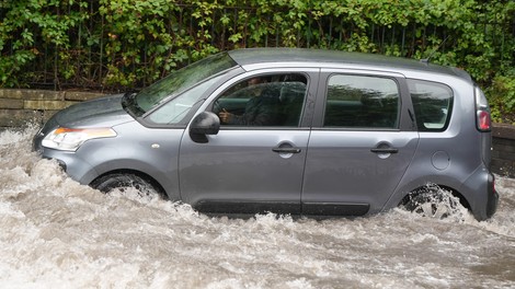 Kaj storiti če z avtom zapeljete v globoko vodo? Tudi na videz nedolžna luža je lahko usodna!
