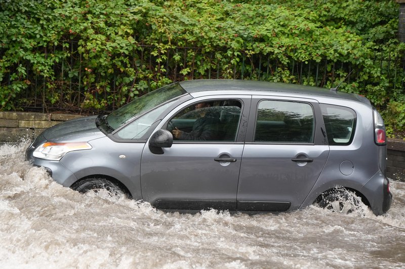 Kaj storiti če z avtom zapeljete v globoko vodo? Tudi na videz nedolžna luža je lahko usodna! (foto: Profimedia)
