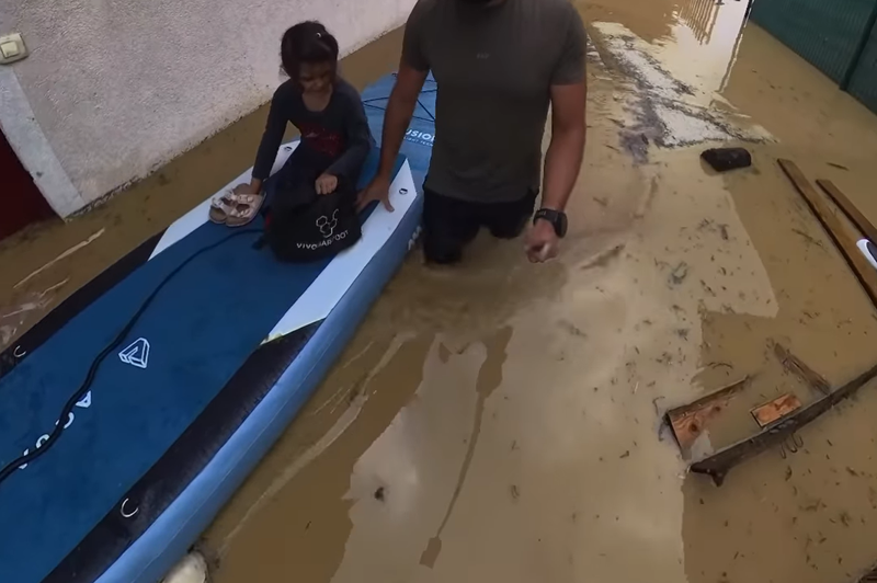Grozovito: Znani Slovenec takole s supom reševal svojo družino iz poplavljene hiše (foto: Posnetek zaslona / Instagram / @urosbitenc)