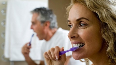 Zakaj ni dobro, da si zobe pogosto umivamo s sodo bikarbono, lahko si celo uničimo zobe