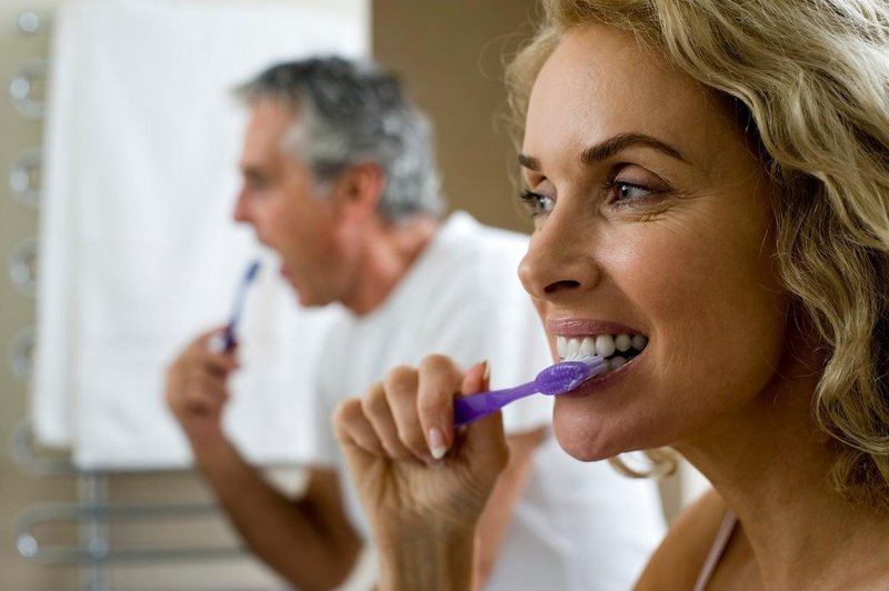 Zakaj ni dobro, da si zobe pogosto umivamo s sodo bikarbono, lahko si celo uničimo zobe (foto: Profimedia)