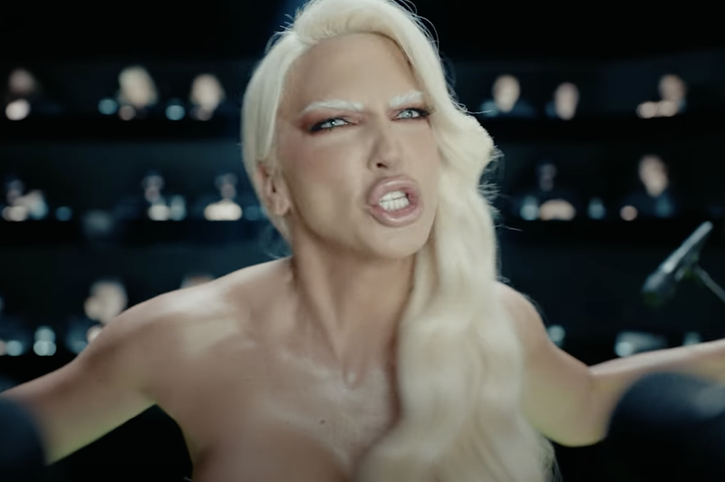 Ojoj! Novo podobo Jelene Karleuša srbski mediji opisali kot Lady Gaga iz AliExpressa (foto: YouTube/posnetek zaslona)