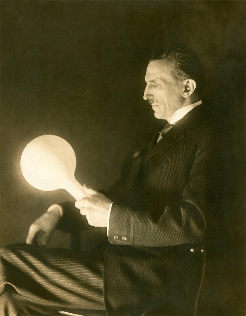 Prof Tesla Ne boste verjeli, kaj vse je Nikola Tesla napovedal za leto 2100 ...