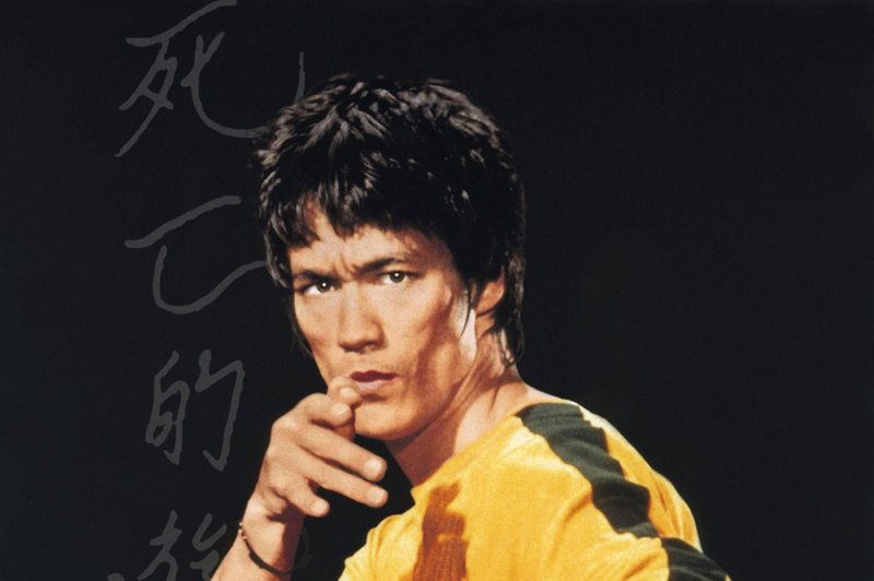 <p>Bruce Lee je bil visok 173cm in je tehtal 64 kilogramov. Naredil je skleco na eni roki samo s kazalcem in palcem ter popolno špago. Treniral je vsak dan, od 7:00 do 9:00 ter od 11:00 do 12:00.</p> (foto: Foto: Concord Productions Inc/Columbia Pictures/Golden Harvest Company)