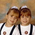Najbolj znani dvojčici na svetu sta v otroštvu sami služili za svoje plenice!