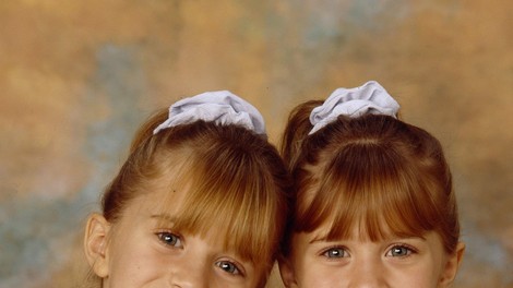 Najbolj znani dvojčici na svetu sta v otroštvu sami služili za svoje plenice!