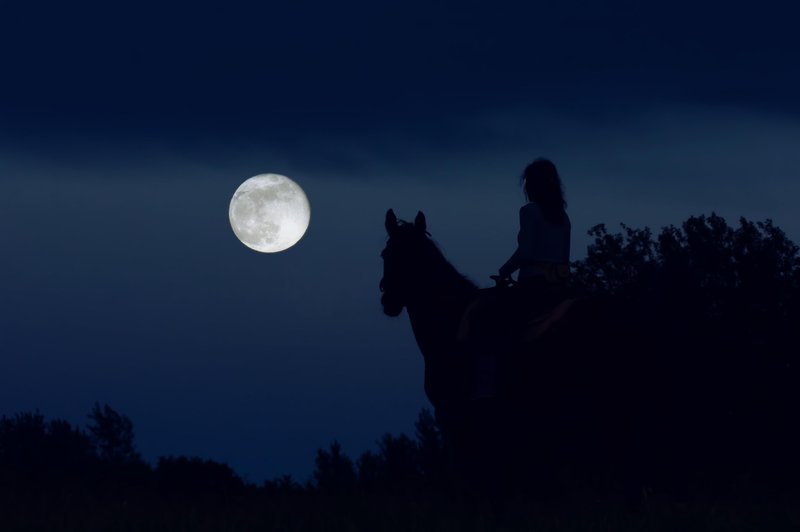 V četrtek prihaja polna luna, ki prinaša izzive v odnosih (foto: shutterstock)