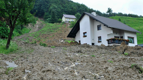 Pozor, Arso za nekatere dele Slovenije izdal rdečo opozorilo (znova obstaja možnost plazov in poplav)