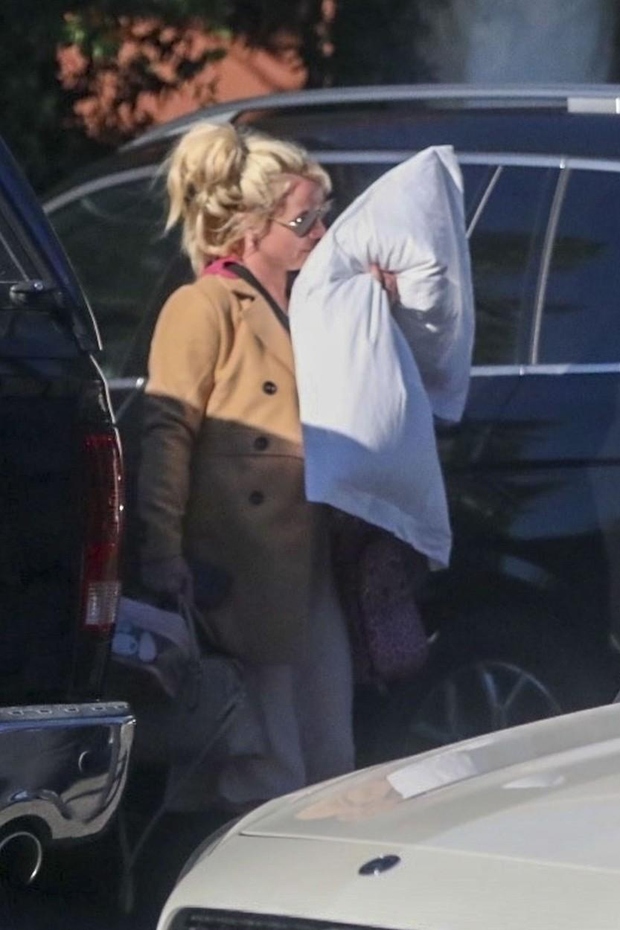 Zdaj se zdi, da je Britney že obrnila nov list, nedavno so jo papraci ujeli, ko je zapuščala hotel v …
