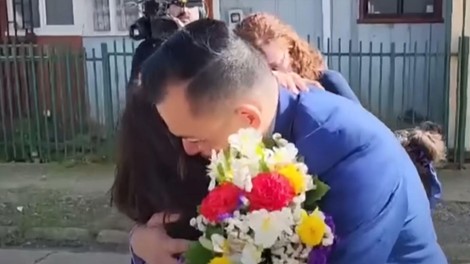Neverjetna zgodba: po 42 letih v objemu svojega sina, ki so ga po rojstvu razglasili za mrtvega (VIDEO)