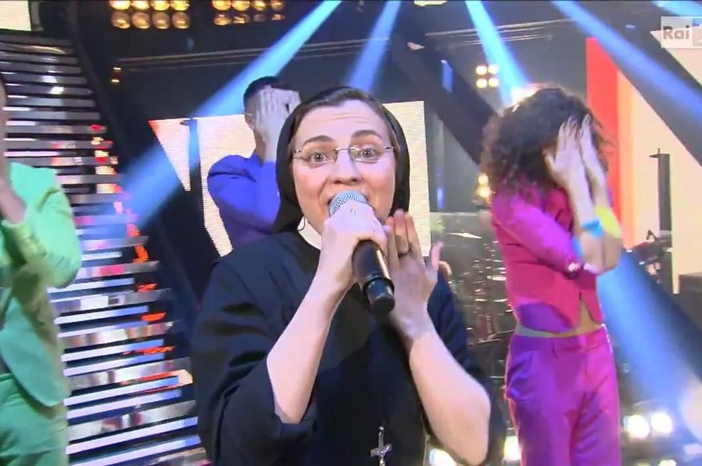 Zagotovo je ne bi prepoznali! Redovnica, ki je postala pevska senzacija, je danes videti takole (čisto drugačna je) (foto: Profimedia)