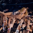 Stoječe ovacije za Shakiro, rekordno število kipcev za Taylor Swift in šok skupine NSYNC (FOTO in VIDEO)