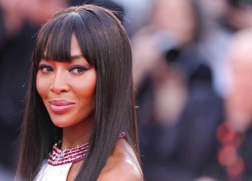 Britanska manekenka Naomi Campbell je danes stara 53 let, a tega verjetno skoraj nihče ne more verjeti, saj njen obraz …