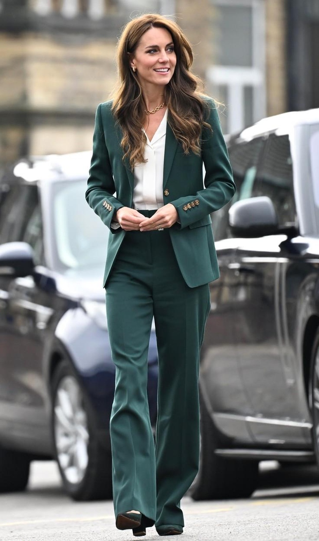 Za to priložnost je Kate nosila temno zelen klasičen kostim, ki pa je imel to posebnost, da so bile hlače …