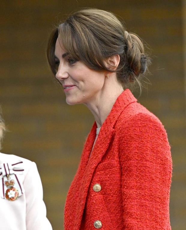 Vojvodinja Kate Middleton je do zdaj pokazala že številne modne stile in pričeske. Eden od prepoznavnih videzov Kate Middleton so …