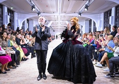 Mojca Mavec na modni brvi Ljubljanskega Fashion Weeka v kreaciji Milana Gačanoviča, ki je predstavil svojo prvo kolekcijo