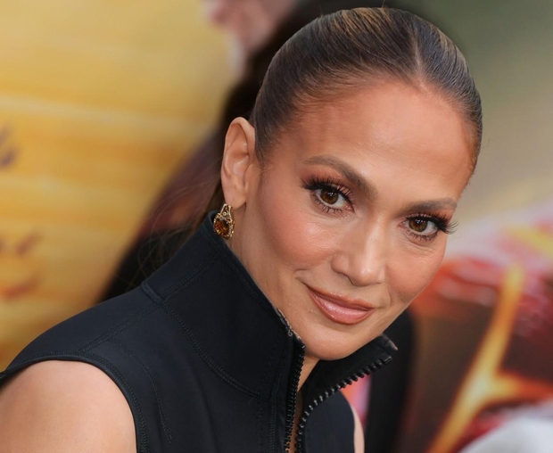 Igralka Jennifer Lopez ima tako bogato založeno garderobno omaro, da bi si mnoge želele smukniti vanjo in iz nje odnesti …