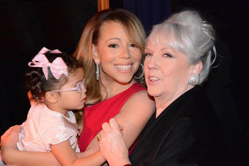 <p>Mariah z mamo in hčerko Monroe.</p>