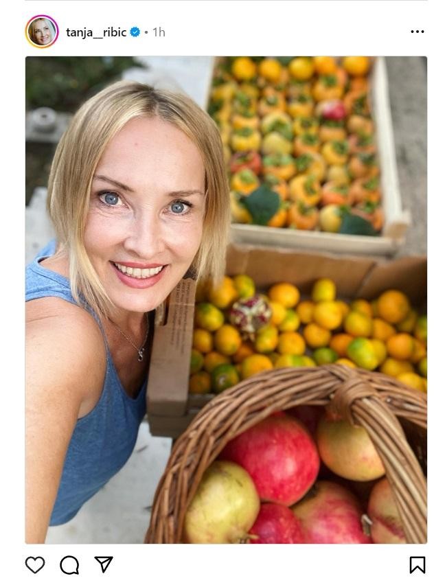 "Hvala, ljuba mati narava! Kaki, mandarine, granatna jabolka…🙌 🙏🙏😃 Samo z drevesa poberes. Okrasena kot božična drevesa. 😊Prava darila!" je …