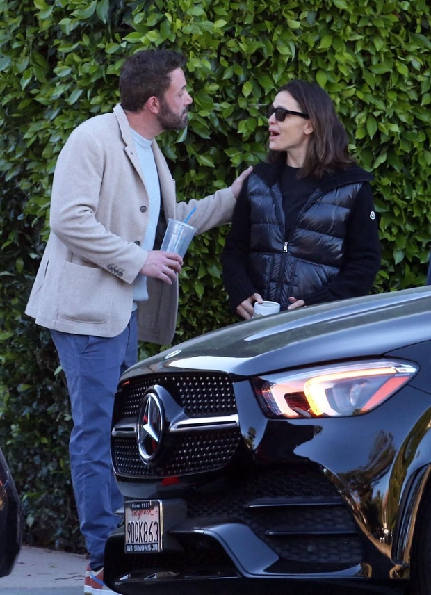 Ameriški mediji so se razpisali, da naj bi se Ben na parkirišču zaletel v avto svoje bivše žene Jennifer Garner, …