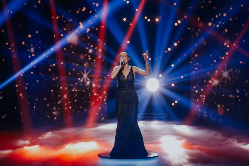 Kaj počne pevka, ki je Ladota Bizovičarja v osmi sezoni šova Slovenija ima talent, vrgla s stola? (foto: Pr/Poptv)