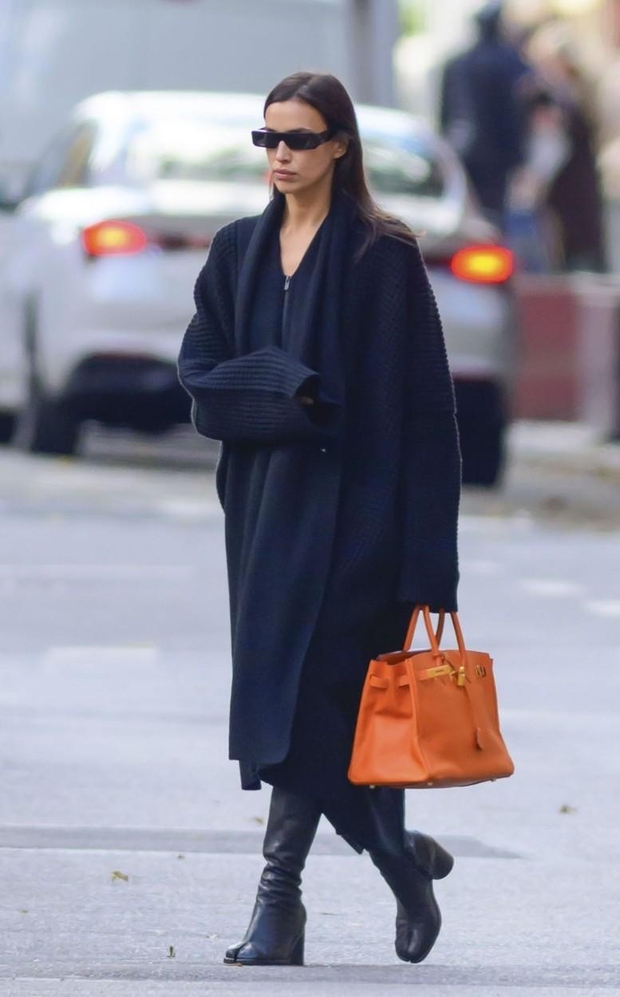 Manekenka Irina Shayk je bila na nedavnem sprehodu po New Yorku utelešenje elegance. Ruska lepotica je izbrala prefinjen črn plašč, …