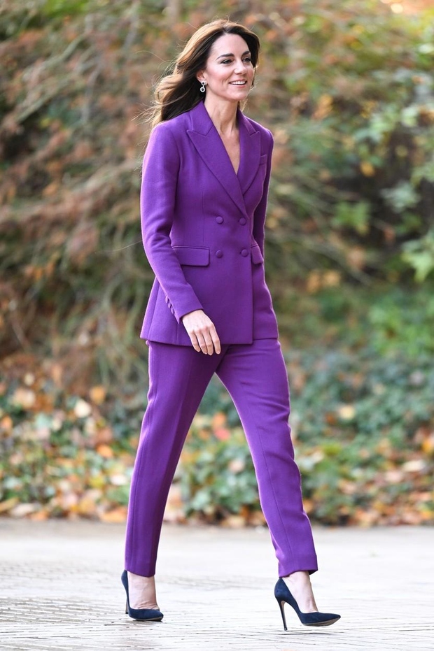 Za nedavni dogodek v Muzeju oblikovanja v Londonu je Kate izbrala vijoličen kostim, ki je bil glavna zvezda dogodka. Kate …