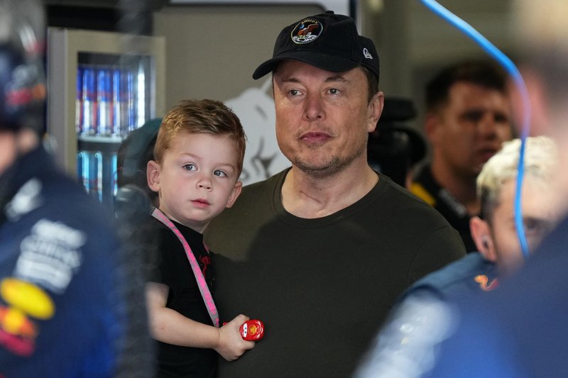 Elon Musk s sinom.