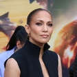 Jennifer Lopez pri 54 letih nosila tako izzivalno obleko, da bi skoraj pokazala preveč in takole je zapeljiva