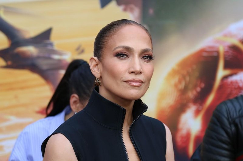 Jennifer Lopez pri 54 letih nosila tako izzivalno obleko, da bi skoraj pokazala preveč in takole je zapeljiva (foto: Profimedia)