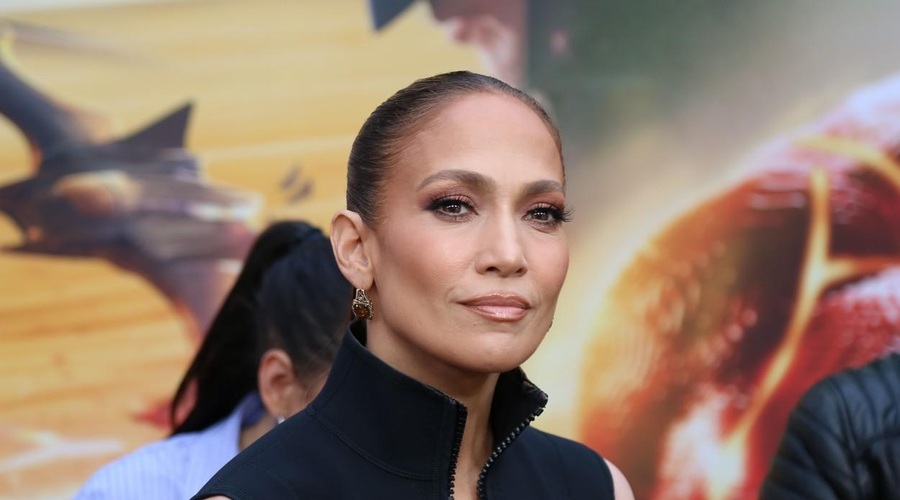 Jennifer Lopez pri 54 letih nosila tako izzivalno obleko, da bi skoraj pokazala preveč in takole je zapeljiva (foto: Profimedia)