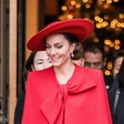 Kate Middleton s tem rdečim plaščem verjetno pokazala eno najlepših modnih kombinacij tega leta